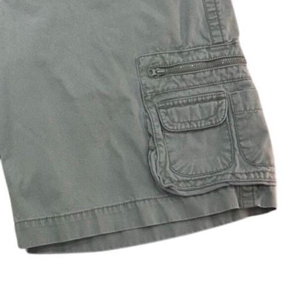 IZOD Utility Cargo Shorts Men's Size 34 Khaki Multi-pockets 100% Cotton Zip Fly - Picture 2 of 9